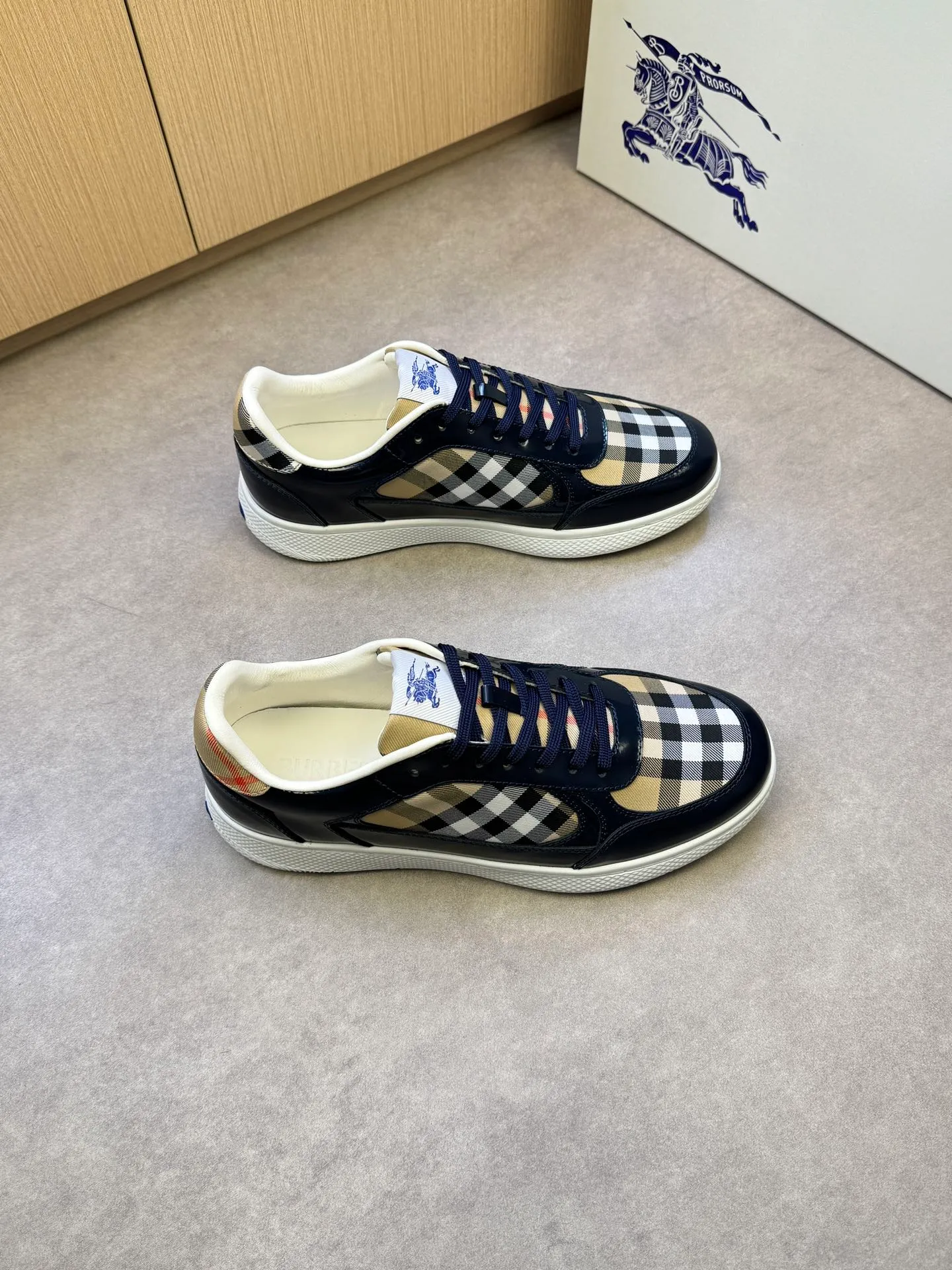 P400 [BURBERRY] Burberry casual sports sneakers - Upper: imported 🔝 open edge beaded calfskin, brand totem cloth, tongue brand cloth label - Inner: water-dyed cowhide - Outsole: ultra-light TPR rubber; two-color molded outsole - Super high quality control·Fine workmanship: highlighted (high-end, extravagance, grade) -Size: 38-44 (Male 45, can be customized)·BBR0372